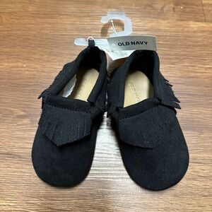 Old Navy baby moccasins in black | size 12-18 months
